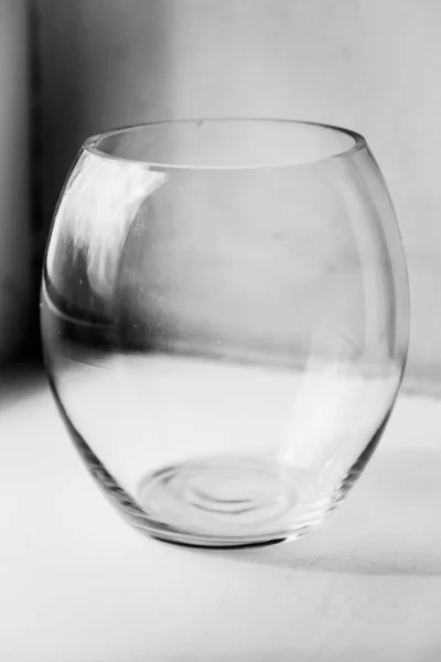 ガラスの花瓶 白に隔離された 美しいミニマルな静物 影と光 — ストック写真