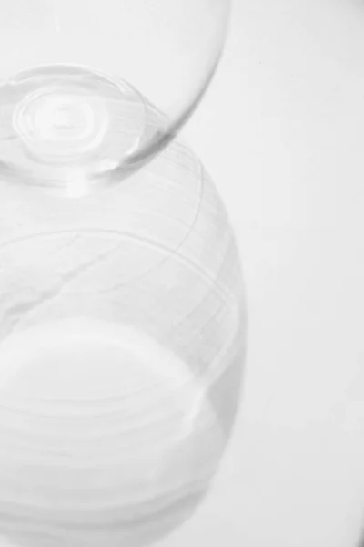 Fehér Alapon Izolált Üvegváza Gyönyörű Minimalista Csendélet Árnyékok Fény — Stock Fotó