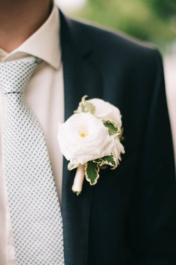 Yakından bir yaka çiçeği, yakından bir çiçek yaka çiçeği, damadın düğün yaka çiçeği.