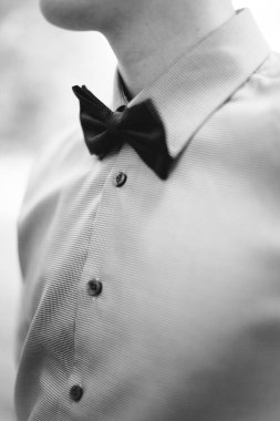 Renkli düğün fotoğrafı. Damadın düğün hazırlıkları ve aksesuarları. Düğün törenine hazırlanıyorum..