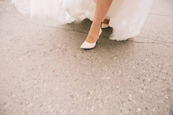 Scarpe Sposa Della Sposa Bella Mattina Del Matrimonio — Foto Stock