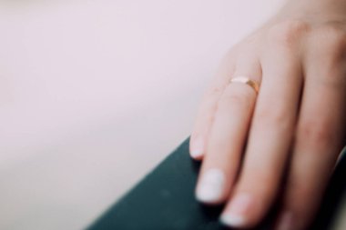 Düğün töreninden önce gelinin sabahı. Gelinlikteki ellerin renkli fotoğrafı..