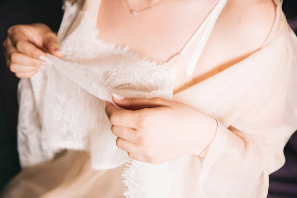 Ранок Нареченої Перед Церемонією Одруження Кольорове Фото Рук Весільній Сукні — стокове фото