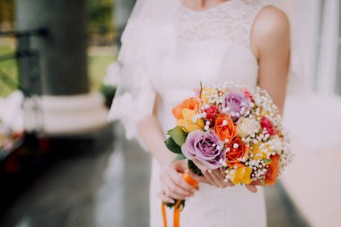 Düğün çiçekli güzel gelin, düğün aksesuarları