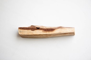 Beyaz arka planda doğal tütsü Palo Santo