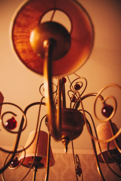 クリスタルシャンデリア 豪華なシャンデリアのスタイリッシュな写真 — ストック写真