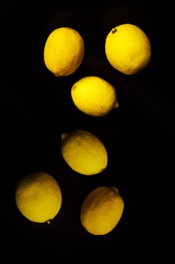 Siyah arka planda taze sebzeler