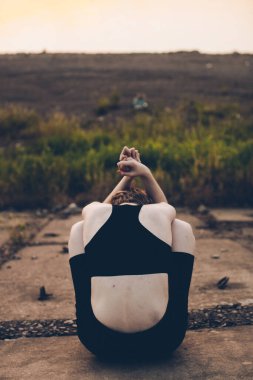 Doğada, sanatta ve modada güzel bir kadının gerçeküstü portresi