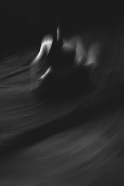 Чорно Біла Фотосесія Дівчини Короткою Стрижкою Природі — стокове фото