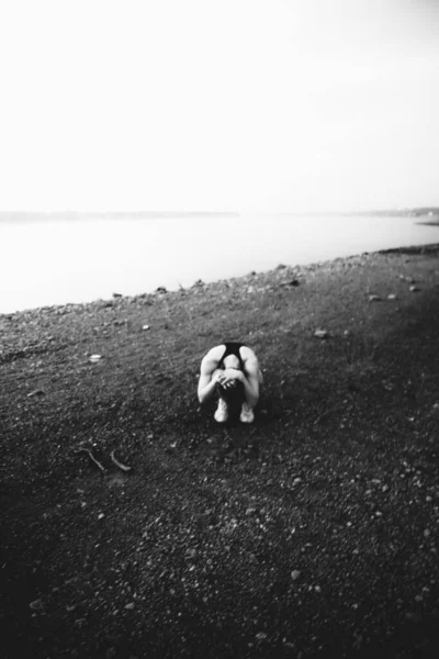 Czarno Biała Sesja Zdjęciowa Dziewczyny Krótką Fryzurą Przyrodzie — Zdjęcie stockowe