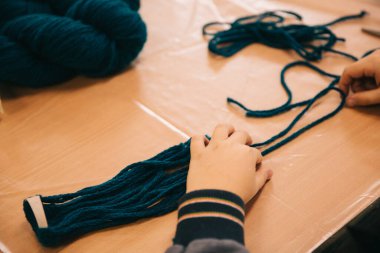 Çocuk oyuncaklarla oynuyor, tablo çizim için boyalarla dolu.