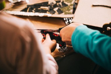 Çocuk oyuncaklarla oynuyor, tablo çizim için boyalarla dolu.