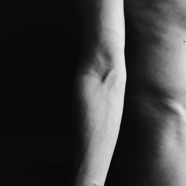 Силуэт человека в темноте