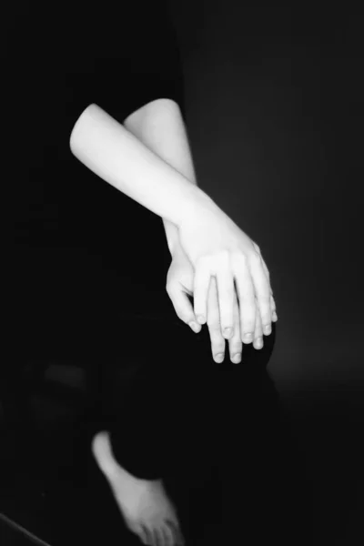 Портрет Жінки Жіночі Руки Темному Тлі — стокове фото