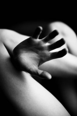 Bir kişinin siyah beyaz fotoğrafı, stüdyoda poz veren bir dansçı, vücudun parçaları, sanat ve moda