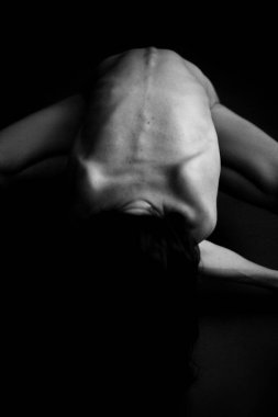 Bir kişinin siyah beyaz fotoğrafı, stüdyoda poz veren bir dansçı, vücudun parçaları, sanat ve moda