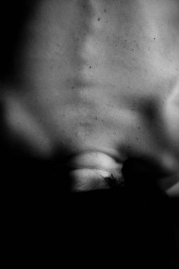 Bir kişinin siyah beyaz fotoğrafı, stüdyoda poz veren bir dansçı, vücudun parçaları, sanat ve moda