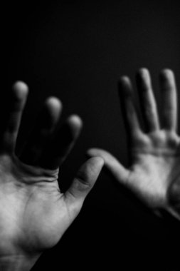 Bir kişinin siyah beyaz fotoğrafı, stüdyoda poz veren bir dansçı, vücudun parçaları, sanat ve moda