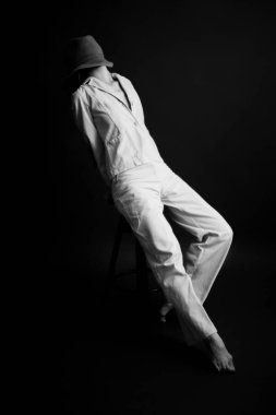 Bir kişinin siyah beyaz fotoğrafı, stüdyoda poz veren bir dansçı, vücudun parçaları, sanat ve moda