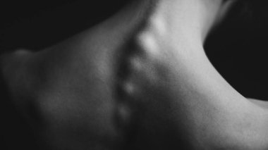 Bir kişinin siyah beyaz fotoğrafı, stüdyoda poz veren bir dansçı, vücudun parçaları, sanat ve moda