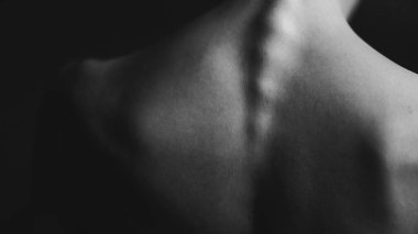 Bir kişinin siyah beyaz fotoğrafı, stüdyoda poz veren bir dansçı, vücudun parçaları, sanat ve moda