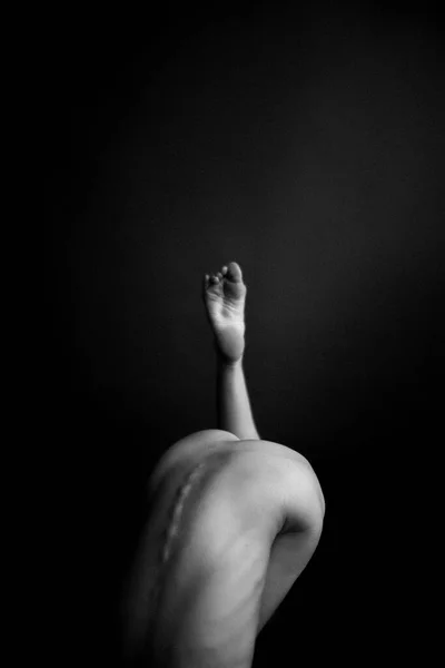 Черно Белое Фото Человека Танцовщица Позирует Студии Части Тела Искусства — стоковое фото