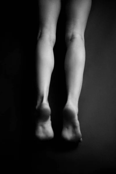 Černobílá Fotografie Osoby Tanečnice Pózující Studiu Části Těla Umění Móda — Stock fotografie