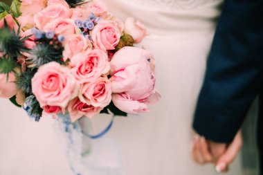 Gelin ve damat el ele tutuşuyorlar.