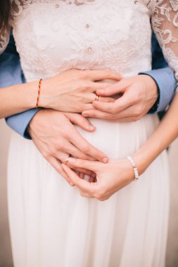 Gelin ve damat el ele tutuşuyorlar.