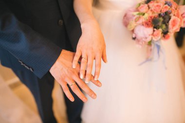 Gelin ve damat el ele tutuşuyorlar.