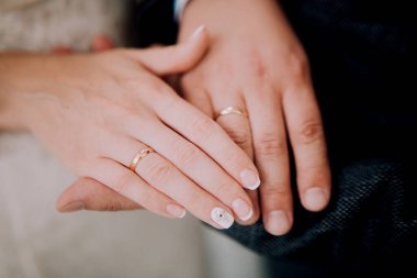 Gelin ve damat el ele tutuşuyorlar.