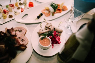 Düğün masası, yemekler ve kutlama için yemek.