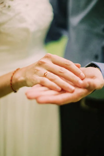 Sposa Sposo Che Tengono Mano — Foto Stock