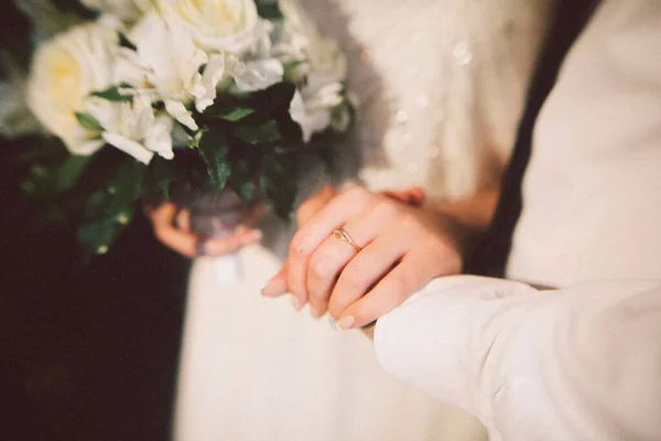 Sposa Sposo Che Tengono Mano — Foto Stock