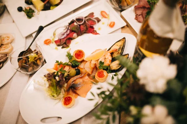 Meja Pesta Pernikahan Makanan Lezat Dan Makanan Untuk Perayaan — Stok Foto