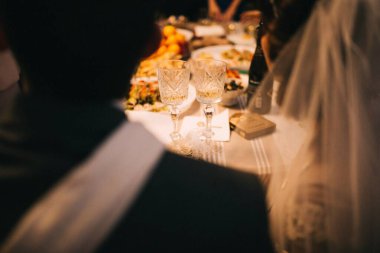 Şampanya bardakları masada, düğün barında