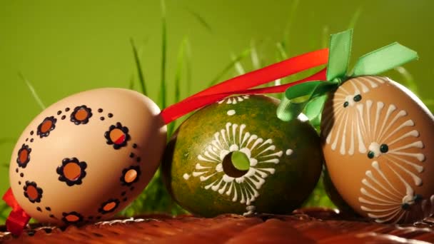 Окрашенные Пасхальные Яйца Зеленый Цвет Паннинг — стоковое видео