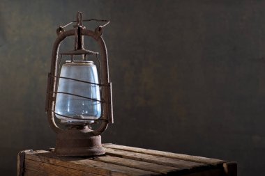 Tavan ahşap masa üzerinde eski paslı fener