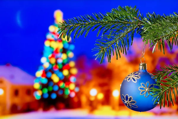 Bola Natal Azul Com Galho Natal Noite — Fotografia de Stock