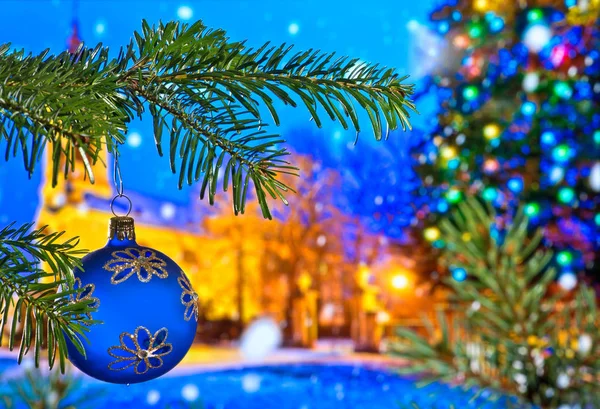 Blaue Weihnachtskugel Mit Weihnachtszweig Der Nacht — Stockfoto