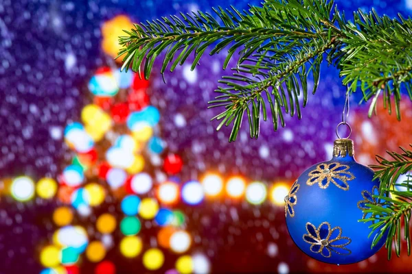 Niebieska Bombka Boże Narodzenie Gałązka Nocy — Zdjęcie stockowe