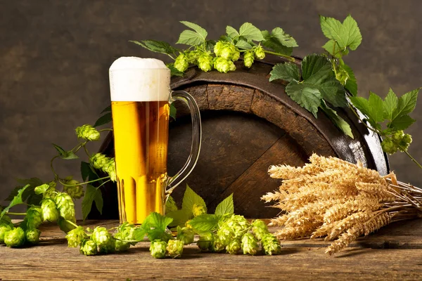Natureza Morta Com Copo Cerveja Bastões Lúpulo Trigo — Fotografia de Stock