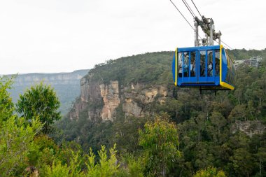 Blue Mountains, Avustralya - 11 Ocak 2018: Üç kız kardeşi üzerinde gidiş skyway turist. Blue dağları arasındaki uçurumun başında Jamison Vall içinde kayma sırasında benzersiz panoramik cam zemin aracılığıyla sunan popüler turistik cazibe