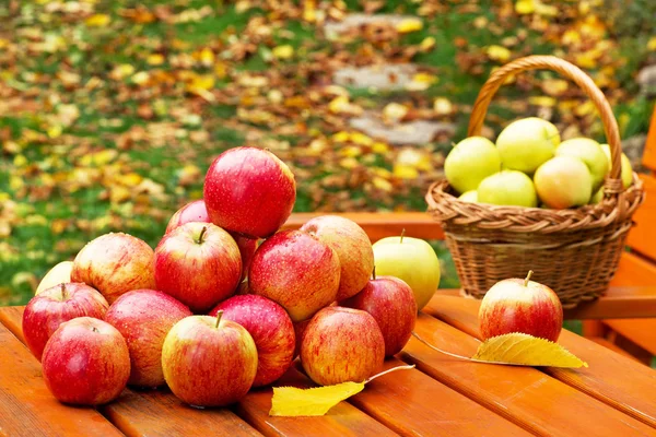 Maçãs Vermelhas Com Cesta Mesa Jardim — Fotografia de Stock