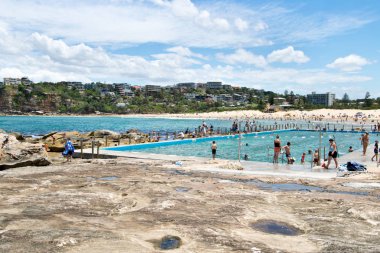 Sydney, Avustralya - 13 Ocak 2018: Tatlı su plaj havuzu Sydney. Bir yaz günü plajda Freshwater, güzel bir aile kumsal Sydney kaya havuzda zevk insanlar