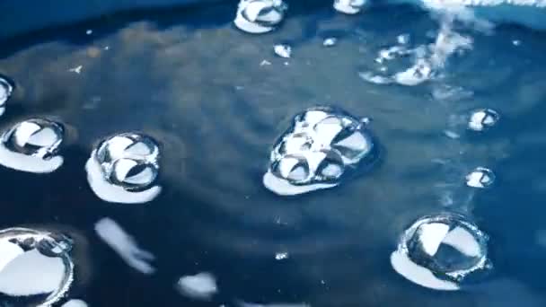 Detail Der Wasseroberfläche Mit Blasen — Stockvideo