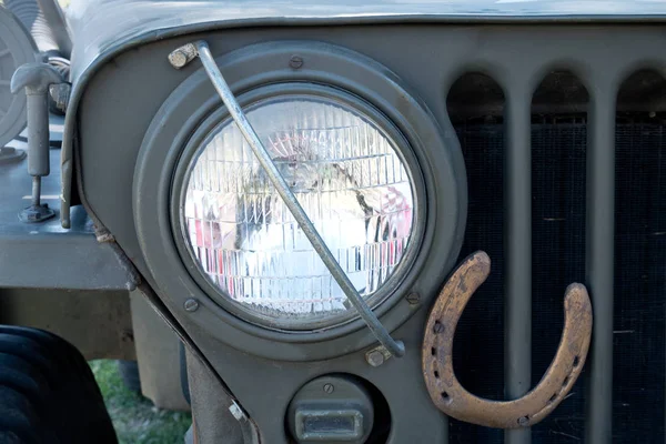 Far eski askeri araç ile at nalı kullanılır.