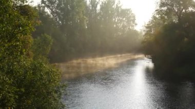 Sabah güneşin doğuşunu nehirde. Ohre Nehri. Çek Cumhuriyeti. Yakınlaştır.