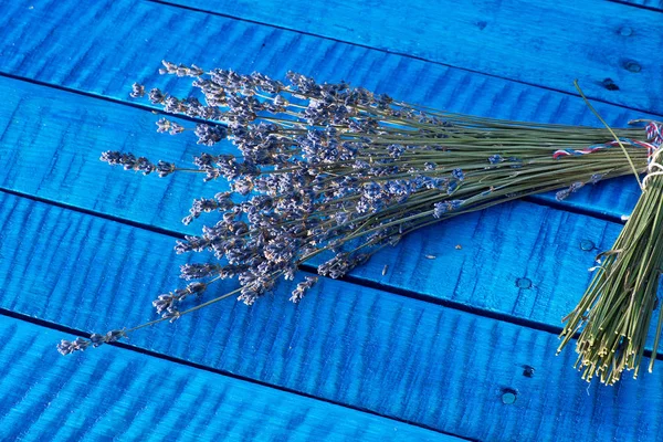 Stelletje Lavendel Het Blauwe Houten Bureau — Stockfoto