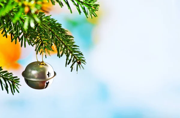 Christmas Bell Med Jul Kvist Ofokuserat Bakgrunden — Stockfoto